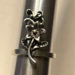 Silver tone metal elongated detailed Floral fashion statement ring 7.5
